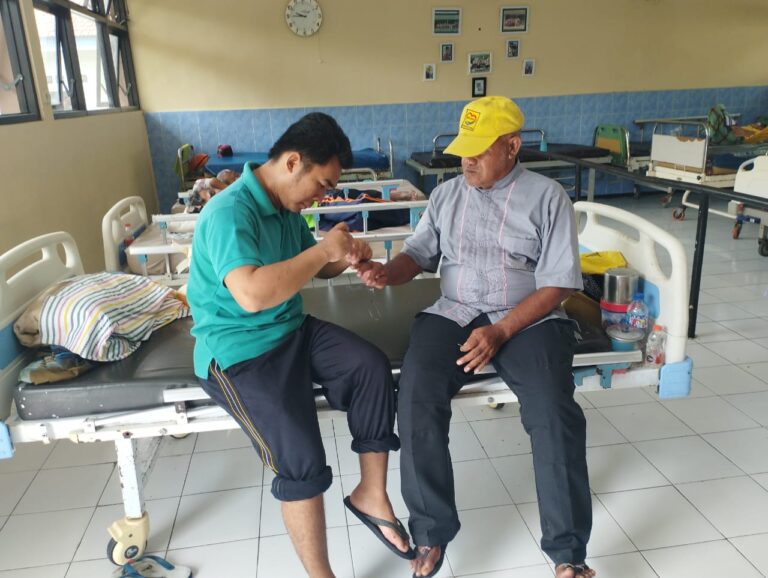 UPT PSTW Pasuruan Jatim Rutin Lakukan Perawatan Kuku PM untuk Jaga Kebersihan dan Kesehatan