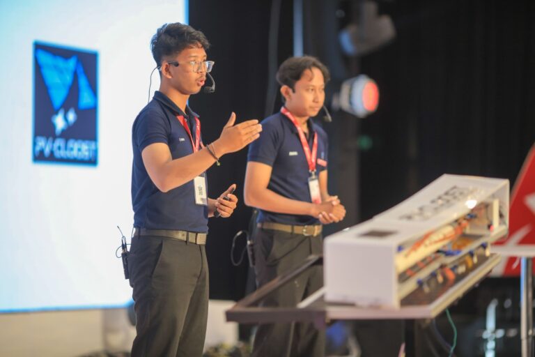 Mahasiswa ITS Inovasikan Pembersih Panel Surya Otomatis