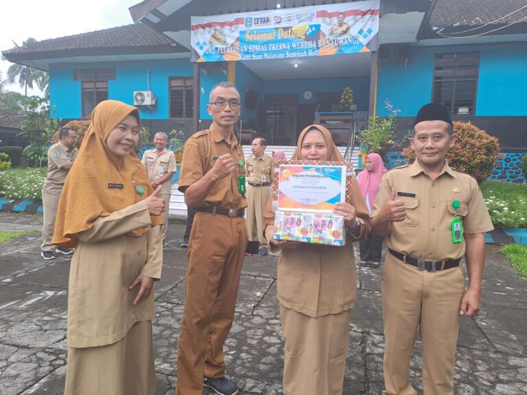 UPT PSTW Banyuwangi Anugerahkan Penghargaan Pegawai Teladan