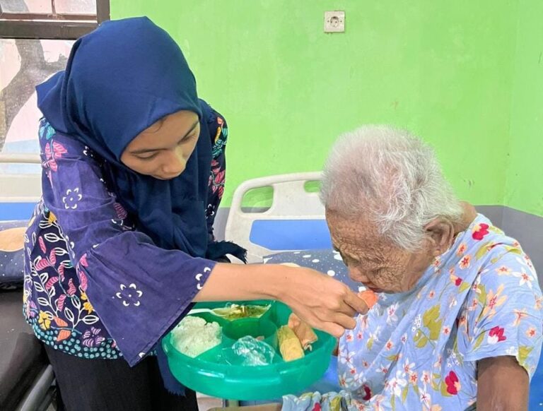 Penuh Kesabaran dan Ketelatenan, Pegawai Pemprov Jatim-UPT PSTW Bondowoso Rutin Rawat pada PM Lansia