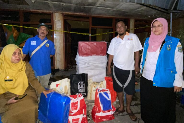 Dinsos Jatim Salurkan Bantuan untuk TKSK Surabaya Korban Kebakaran