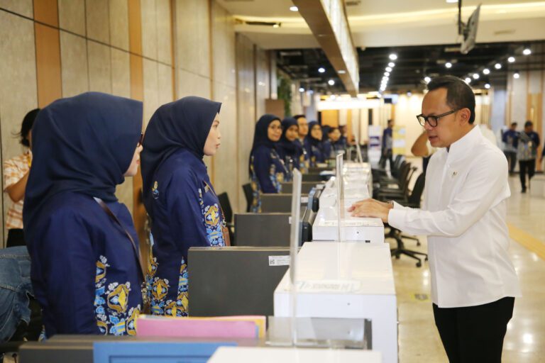 Wamendagri Apresiasi Layanan Kependudukan Berbasis Digital di Kota Surabaya