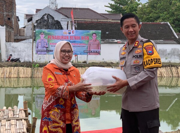 Disnakkan Bojonegoro Bareng Polres Bojonegoro Tabur 10.000 Benih Ikan