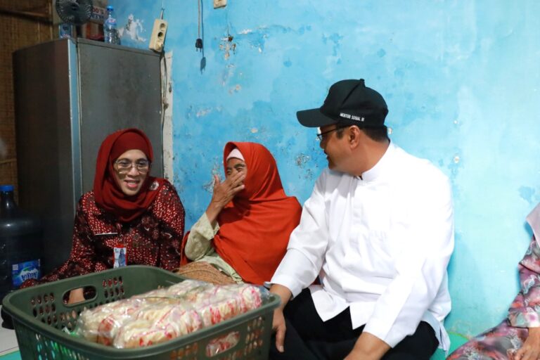 Mensos dan Kadinsos Jatim Salurkan Bantuan Pada Penerima Manfaat di Sidoarjo