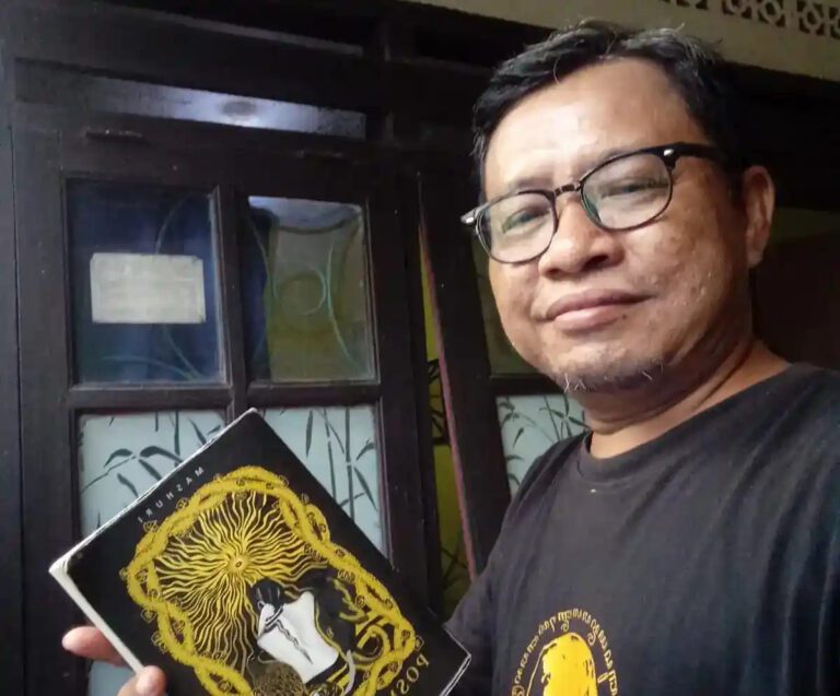 Kiprah Alumnus UNAIR sebagai Peneliti Sastra Interdisipliner