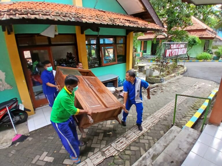 Tingkatkan Kekompakan dengan Gotong Royong, Pemprov Jatim-UPT PSTW Magetan Kerja Bakti di Awal Tahun