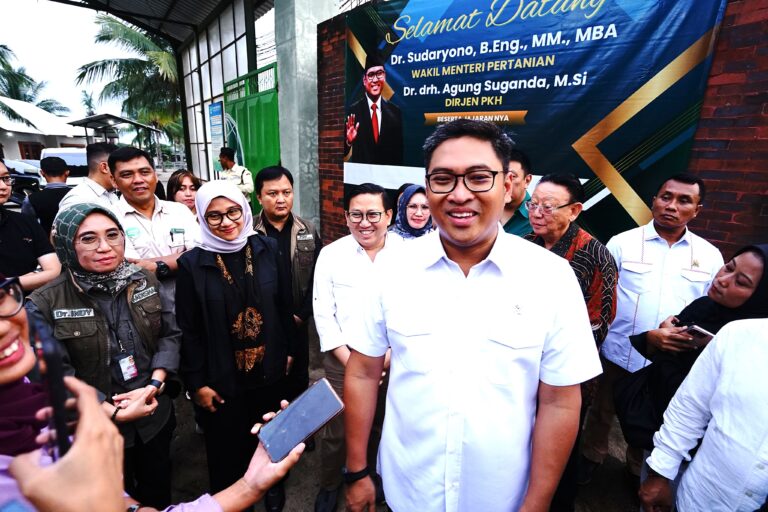 Berkunjung ke Banyuwangi, Wamen Pertanian Tinjau Peternakan Sapi Perah Moderen