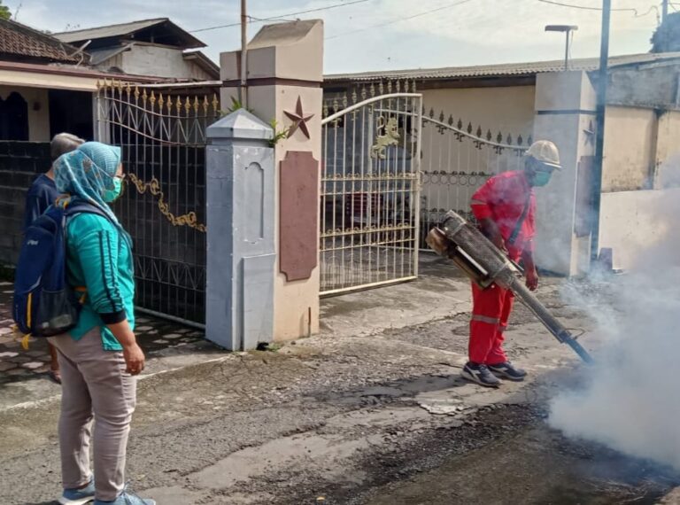 Antisipasi DBD, Petugas Kesehatan Puskesmas Sananwetan Lakukan Fogging di Lima Kelurahan