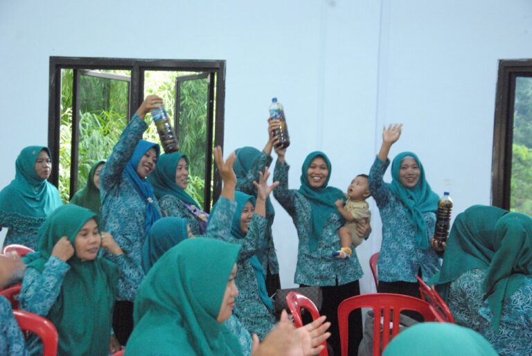 KKN BBK UNAIR Kenalkan Mineral Block dan Eco Enzym kepada Masyarakat