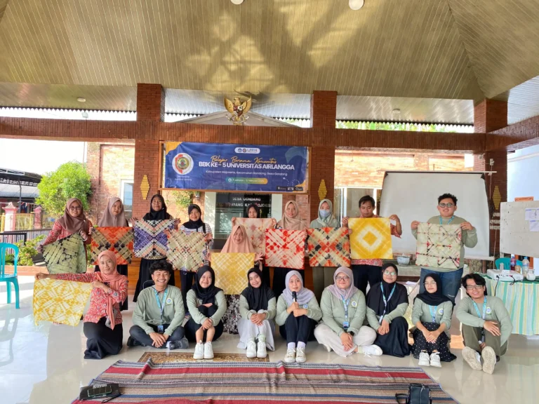 Berdayakan Ekonomi Desa, BBK UNAIR Gelar Workshop Pembuatan Batik