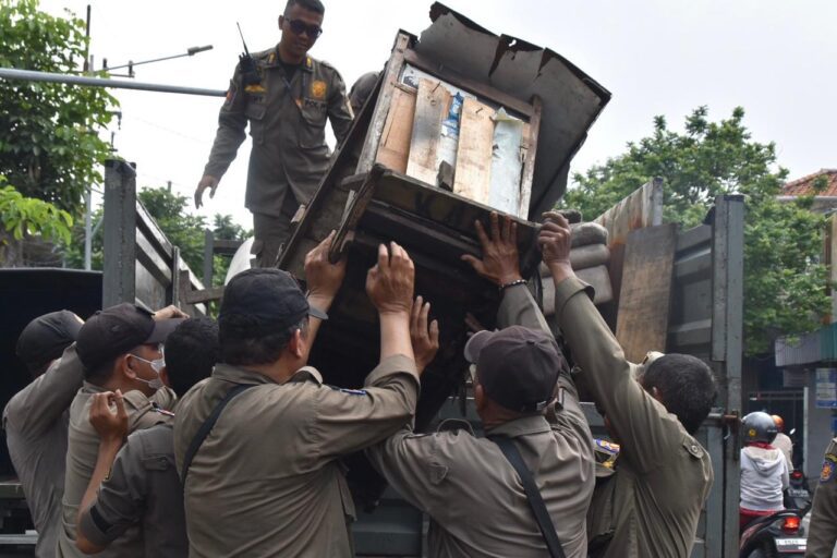 Mengganggu Lalu Lintas, Satpol PP Kota Surabaya Tertibkan PKL di Sepanjang Jalan Kenjeran Hingga Ngaglik