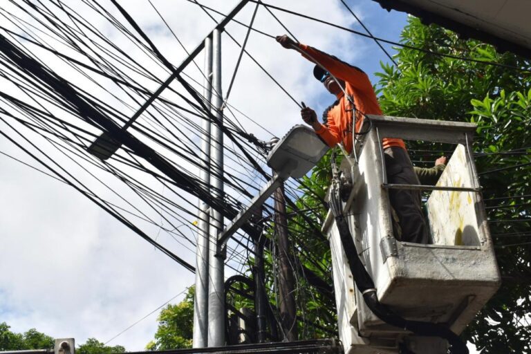Pemkot Surabaya Tertibkan Jaringan Kabel Utilitas Tak Berizin 