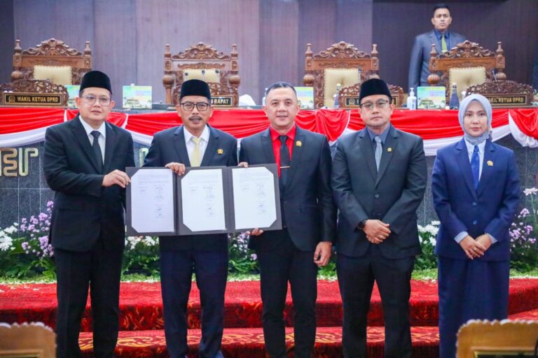 Perda Resmi Ditetapkan, Pj. Gubernur Adhy Optimistis Bank BPR Jatim Kontribusi Ungkit Ekonomi dan Ajak UMKM Naik Kelas