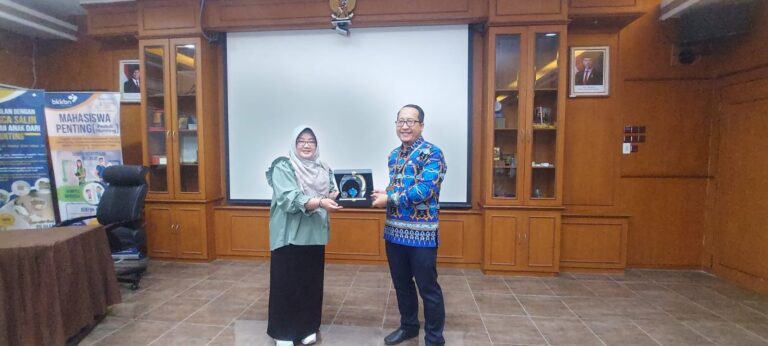 Mahasiswi Gontor Belajar Kehumasan dan Program Bangga Kencana