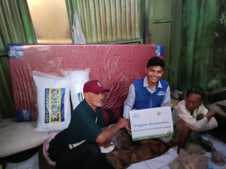 JSC Tim Respon Kasus Dinsos Jatim Salurkan Bantuan Kasur Bagi Lansia di Morokrembangan Kota Surabaya