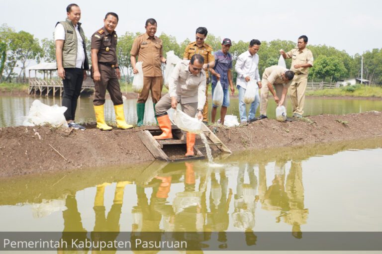 Dukung Program Ketahanan Pangan, Pj Bupati Pasuruan Bersama Kajari Tebar Benih Ikan Bandeng