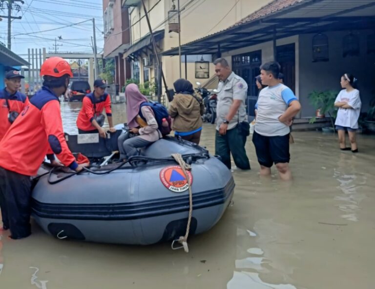 Respon Cepat Banjir Gresik. BPBD Jatim Bantu Evakuasi Warga dan Serahkan Bantuan Logistik