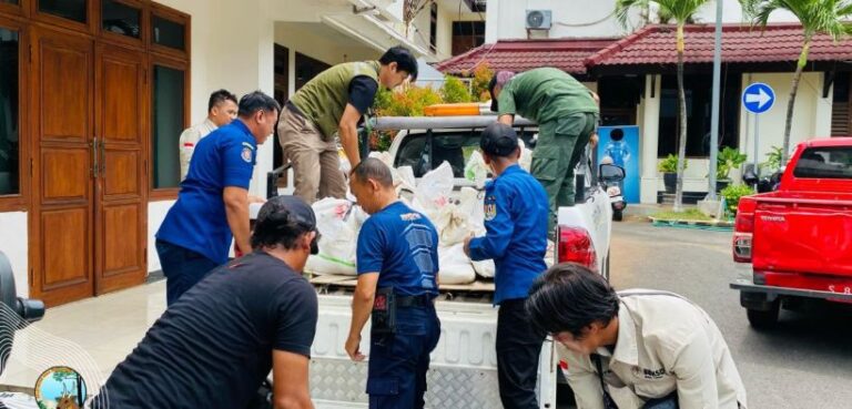 Pancaroba, Petugas Damkar dan BBKSDA Jatim Panen Ular di Tuban