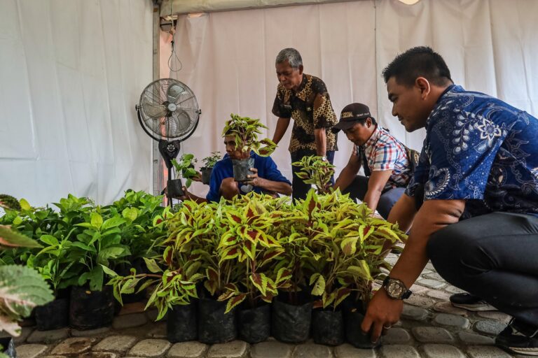 Pemkot Surabaya Terima 118 Jenis Paket Bantuan Aksi Sosial Ganti Karangan Bunga