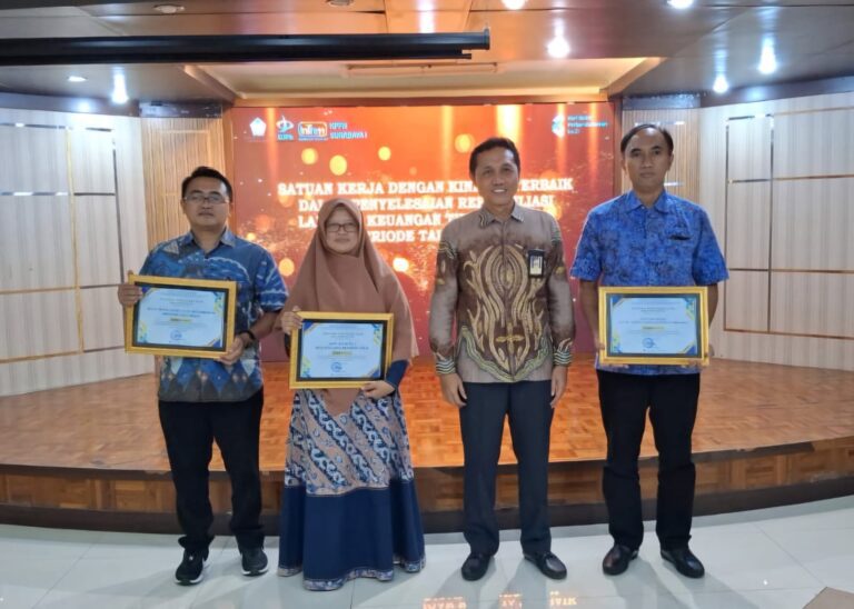 Unggul, ITS Borong Penghargaan Kinerja Keuangan dari Kemenkeu