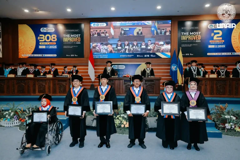 Kukuhkan Guru Besar UNAIR, Rektor Sebut Ini adalah Perjalanan Panjang