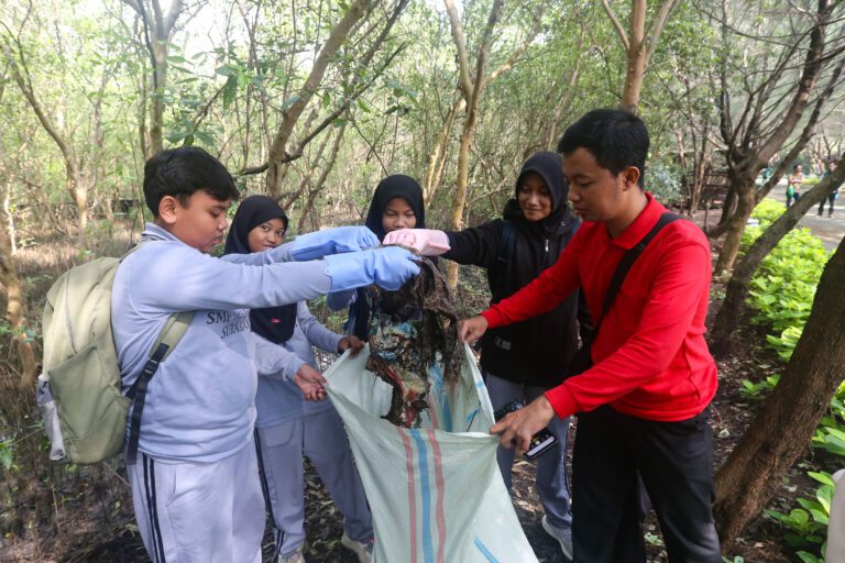 Peringati HPSN 2025, Surabaya Gelar Aksi Bersih Mangrove di KRM Gunung Anyar