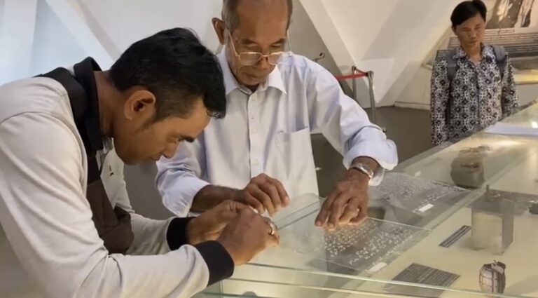 Pemkot Surabaya Pasang Narasi Huruf Braille di Koleksi Museum 10 Nopember dan Tugu Pahlawan untuk Standar Aksesibilitas