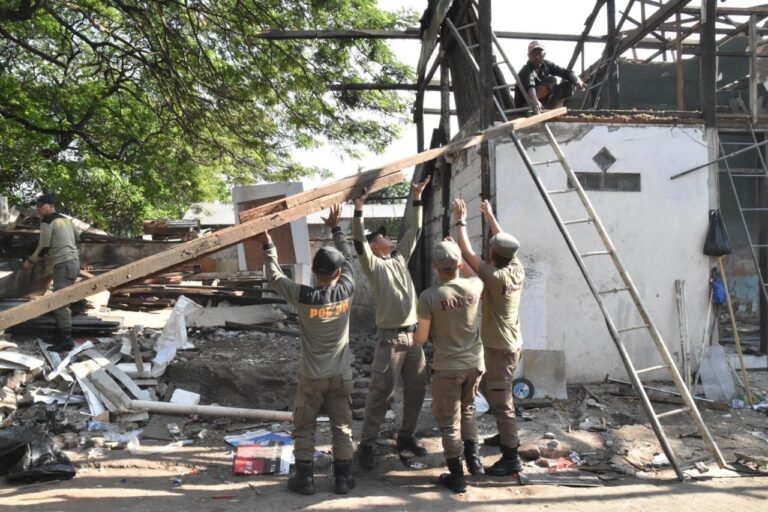 Amankan Aset Seluas 896 Meter Persegi, Pemkot Surabaya Tertibkan Bangli di Tenggilis Mejoyo