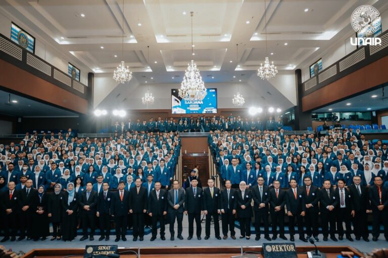 Rektor UNAIR Kukuhkan Mahasiswa Baru Program Pascasarjana Tahun 2024/2025