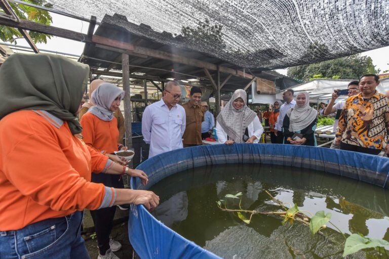 Menko Pangan Zulhas Apresiasi Urban Farming di Surabaya