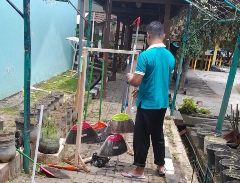 Manfaatkan Kayu Bekas, Pegawai Pemprov Jatim-UPT PPSPA Batu Buat Gantungan Alat Kebersihan