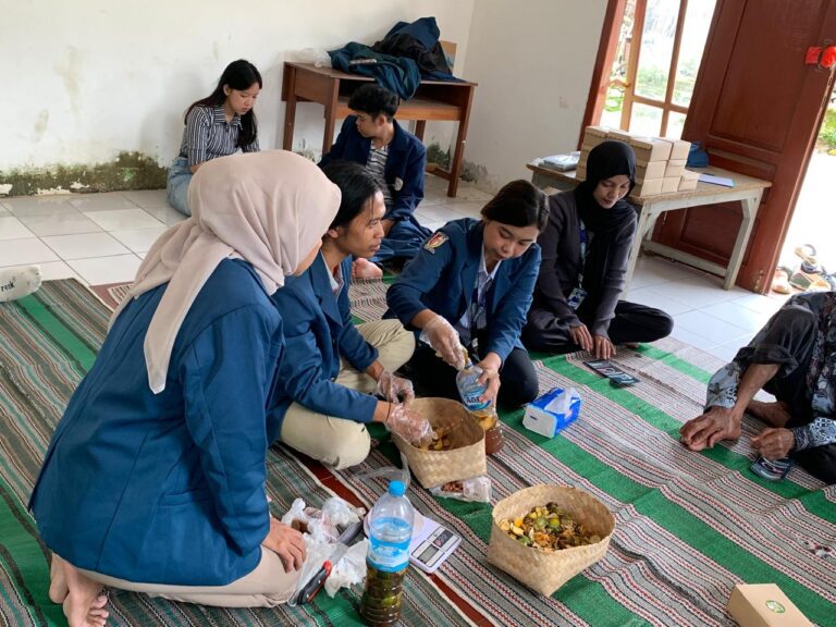 Mahasiswa KKN-BBK 5 UNAIR Mengenalkan Eco-Enzyme Sebagai Alternatif Pupuk Cair di Dusun Seketi, Jatidukuh, Gondang, Kab. Mojokerto