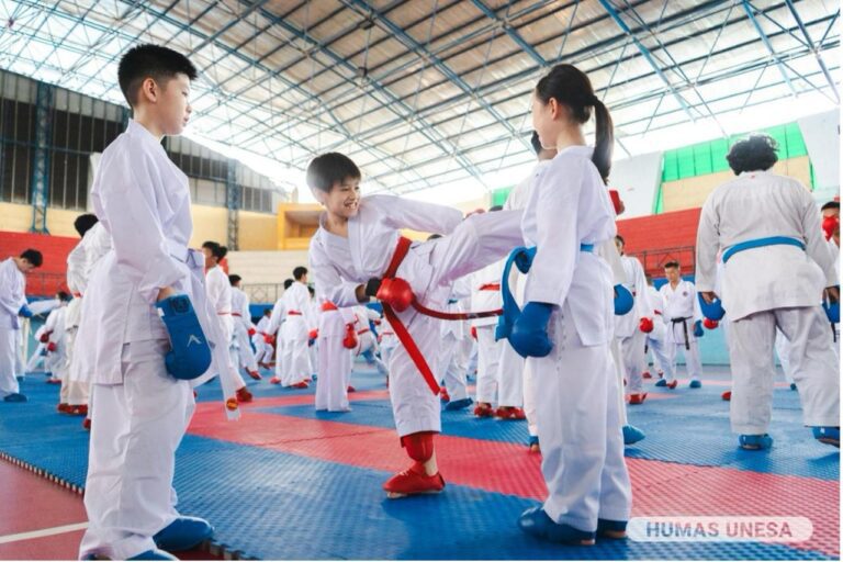 Dihadiri Ratusan Peserta, Kolaborasi Forki dan Unesa Helat Coaching Clinik Bersama Dua Karateka Dunia