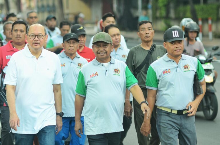 Kejati Jatim dan Masyarakat Surabaya Bersatu dalam Jalan Sehat HPN 2025 PWI Jatim