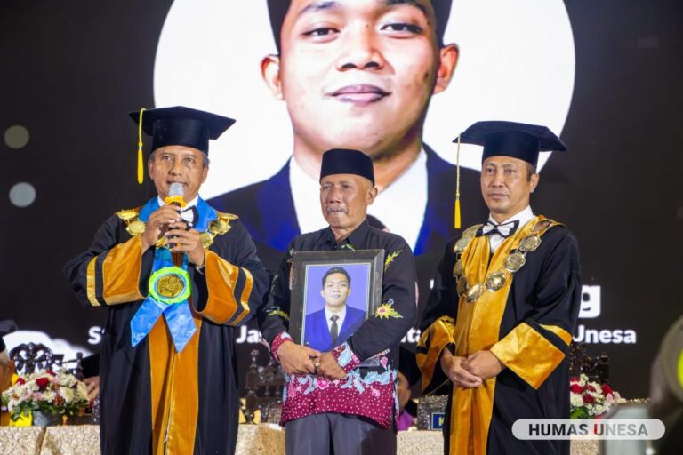 Dengan Memeluk Sebingkai Foto, Ayah Wakili Wisuda Anaknya di Unesa