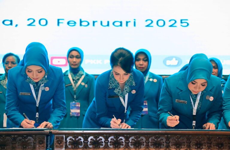 Dilantik, Arumi Bachsin Jabat Ketua TP PKK Prov. Jatim Periode 2025-2030