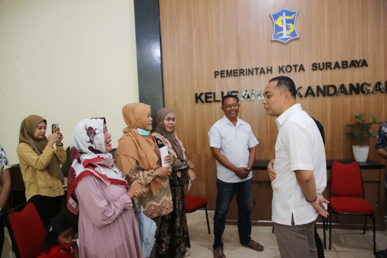 Wali Kota Surabaya Eri Cahyadi Berikan Ganti Rugi Pada UMKM Korban Penipuan