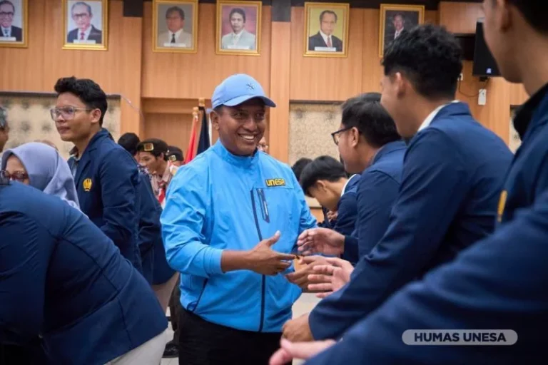 Lantik Pengurus, Rektor Ajak Ormawa Membuat Program-Kegiatan yang Berdampak bagi Lembaga dan Masyarakat