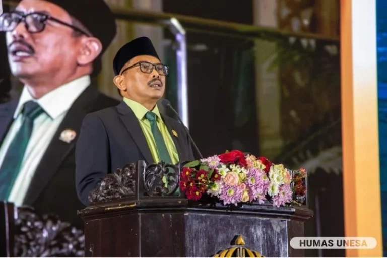 Berorasi Ilmiah di Wisuda Unesa, Ketua DPRD Jatim Sampaikan 3 Modal Penting bagi Lulusan