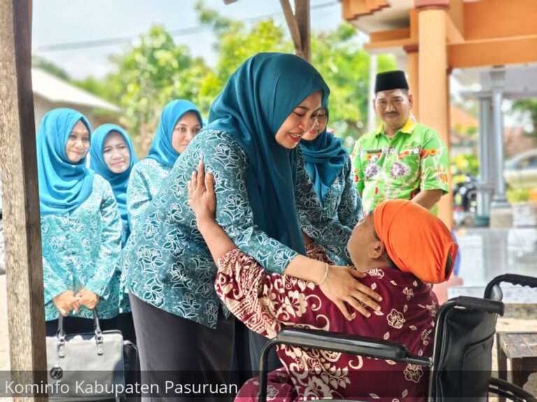 Ketua Tim PKK Kabupaten Pasuruan Kunjungi Tiga Desa dan Serahkan Bantuan