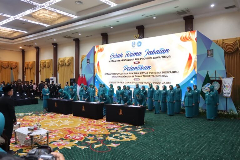 Kembali Jadi Ketua TP PKK Jatim : Arumi Lantik Ketua TP PKK dan Ketua Pembina Posyandu Kabupaten/Kota se-Jawa Timur