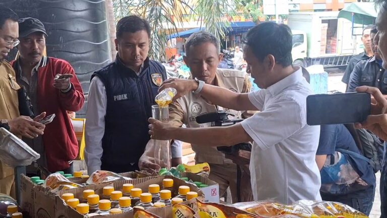 Pemkab Lamongan Cek Takaran Minyakita di Pasar Tradisional