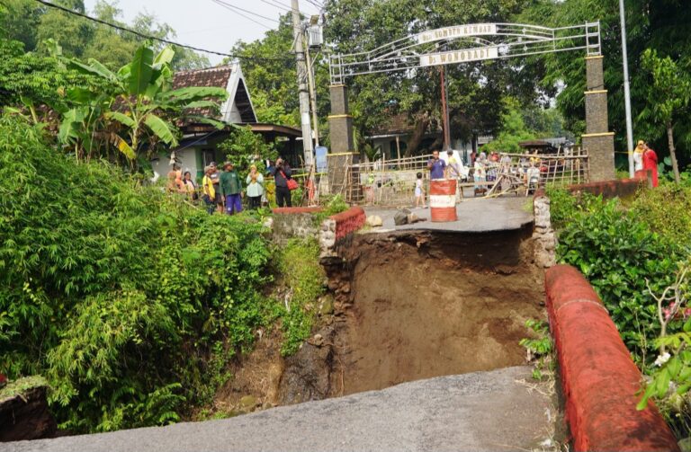 Tinjau Jembatan Putus di Kutorejo, Bupati Mojokerto Pastikan Jembatan Tuntas Sebelum Lebaran