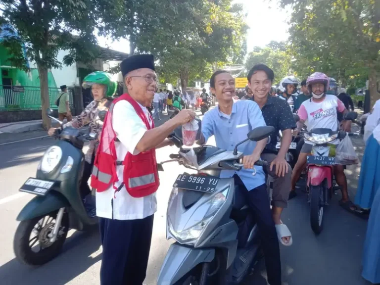 PMR WIRA se-Banyuwangi Bagikan 13.747 Paket Takjil