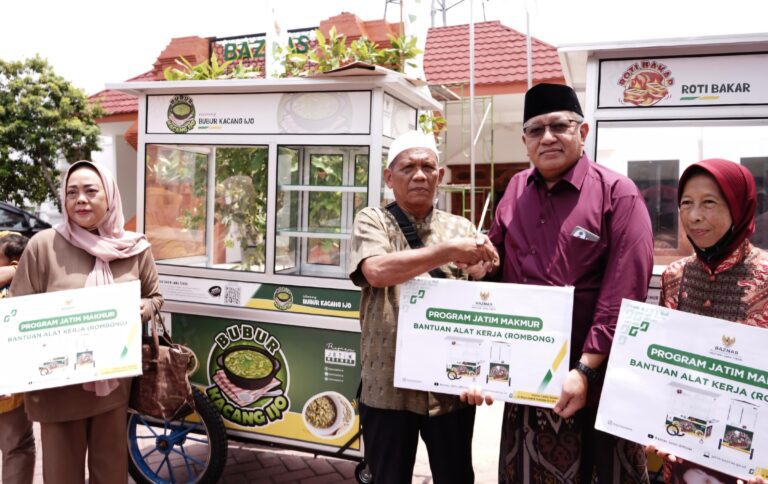 Bantu UMKM, Baznas Jatim Berikan 10 Unit Rombong kepada Mustahik