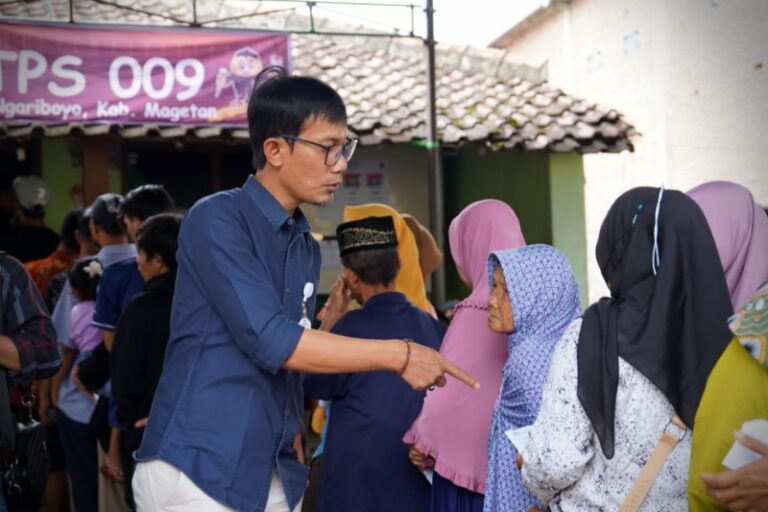 PSU Kabupaten Magetan : Warga Rela Antre Demi Gunakan Hak Pilihnya di TPS 009 Desa Selotinatah