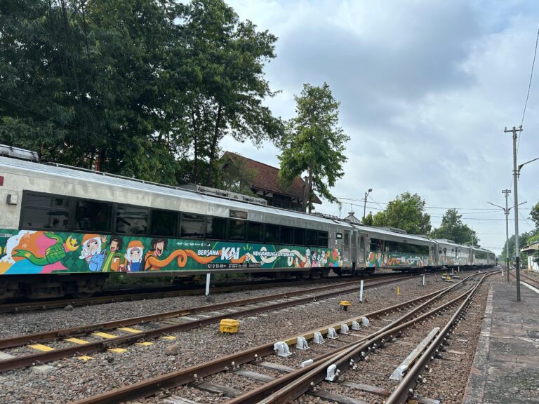 KAI Luncurkan Livery Kereta Tema Ceria untuk Angkutan Lebaran 2025