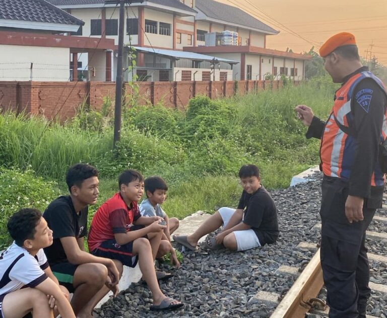 KAI Daop 8 Surabaya Larang Masyarakat Beraktivitas “Ngabuburit” di Jalur KA