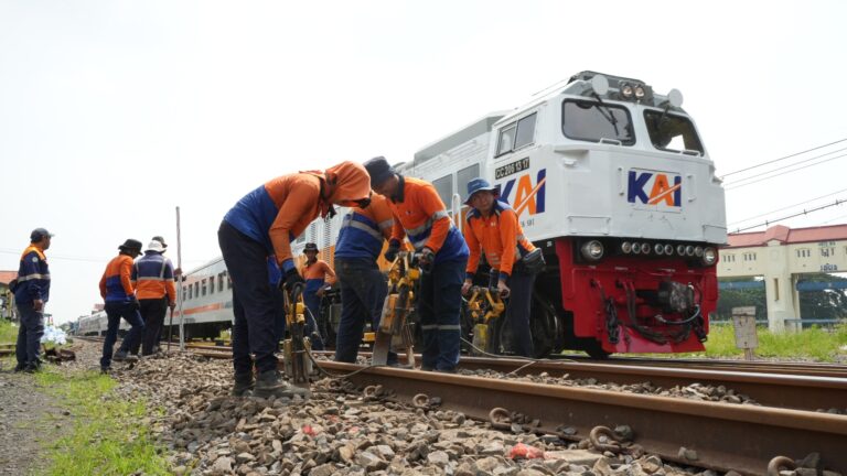 Pastikan Keselamatan Angkutan Lebaran, KAI Daop 8 Surabaya Intensifkan Perawatan Jalur KA