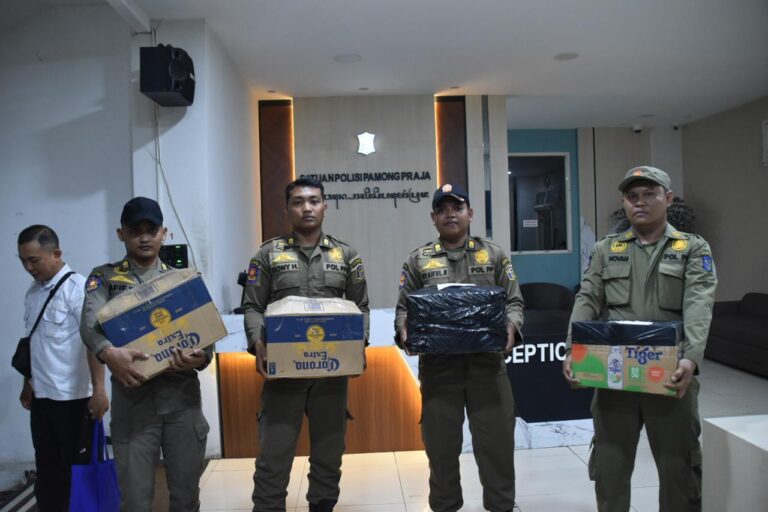 Tindaklanjuti Aduan Warga, Satpol PP Kota Surabaya Amankan 76 Minuman Beralkohol